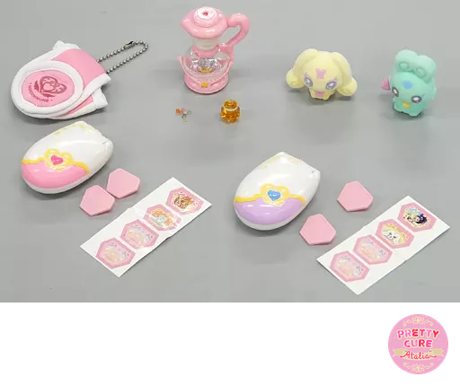 Raccolta completa delle sei miniature Gashapon Narikiri Precure del 2006.